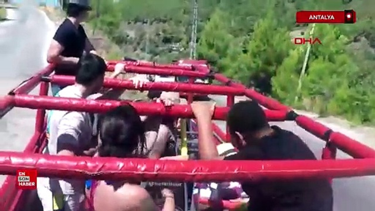 Antalya'da turistlerin su savaşına katılmak için yerinden kalkınca, otomobile çarptı