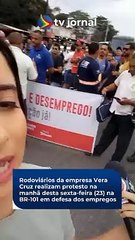 Rodoviários da empresa Vera Cruz realizam protesto na manhã desta sexta-feira (23) na BR-101 em defesa dos empregos
