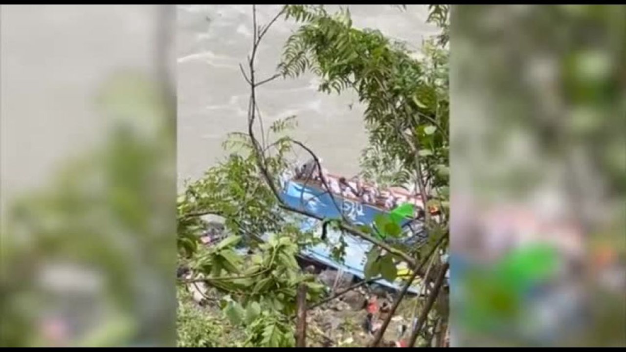 Incidente in Nepal, bus esce di strada e finisce nel fiume