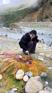 Boiling eggs in the natural hot water