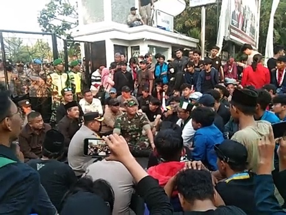 Perwakilan DPRD Indramayu Temui Pengunjuk Rasa