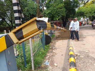 VIDEO:  ई-रिक्शा से रेलवे फाटक हुआ क्षतिग्रस्त