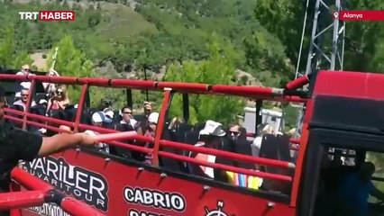 Otobüs şoförünün su savaşı kazaya neden oldu: O anlar kamerada