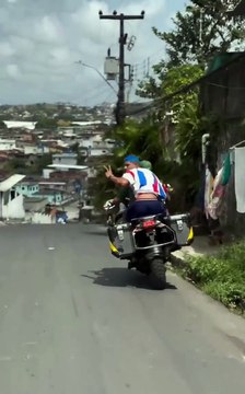 Ce motard maitrise sa moto à la perfection