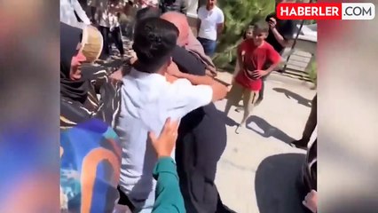 Bu nasıl gelenek? Kayınbaba ve kaynana, gelinlerinin önünde güreş tuttu