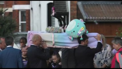 下载视频: I funerali di Elsie Dot Stancombe, uccisa nell'attacco di Southport