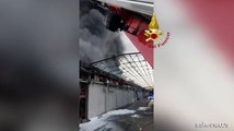 Vasto incendio nei capannoni di un'azienda vicino a Reggio Emilia