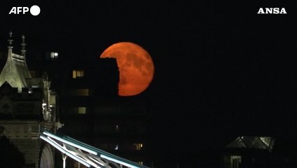 La spettacolare "super luna blu" illumina il cielo di Londra