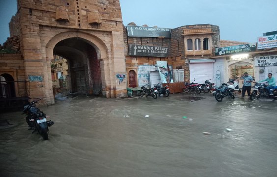 watch Video: जैसलमेर में अच्छी बारिश से सडक़ें लबालब