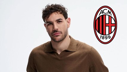 Theo Hernandez modela el nuevo y elegante uniforme del AC Milan