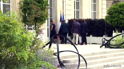 Francia, dopo la "tregua olimpica" riprendono trattative per il governo