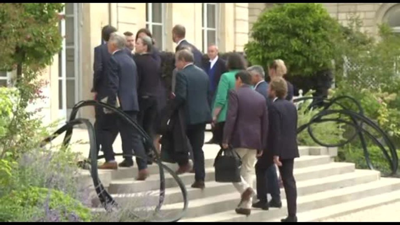 Francia, dopo la "tregua olimpica" riprendono trattative per il governo