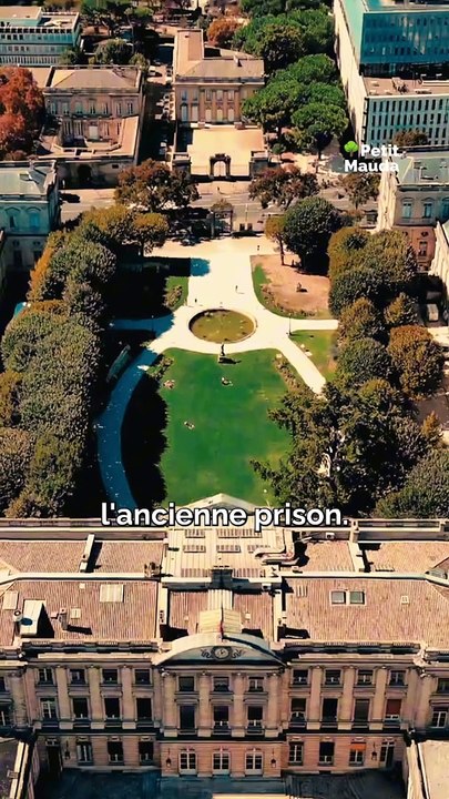 3 choses à faire à Bordeaux   Si tu passes par Bordeaux, commence par une balade pour voir la Grosse Cloche, un monument chargé d'histoire, et le célèbre Miroir d'eau, parfait pour se rafraîchir en été !    Ensuite, découvre la Cité du Vin pou