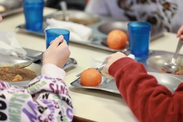 Llevan 20 años autogestionando el comedor del colegio de sus hijos en Granada y ahora la Junta de Andalucía se lo da a una empresa