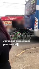 Jovens se arriscam se pendurando na traseira de ônibus em São Leopoldo