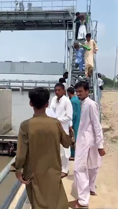Child drowned in Sindh River and a man saved him bravely