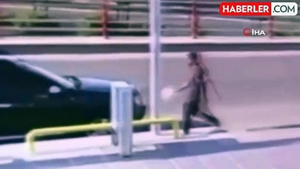 Yolda Geçen Biri Park Halindeki Otomobilin Aynasını Kırdı