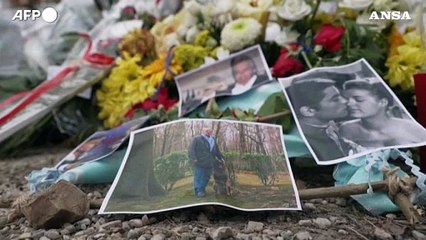 Douchy, i fan danno l'ultimo saluto ad Alain Delon: domani i funerali in forma privata