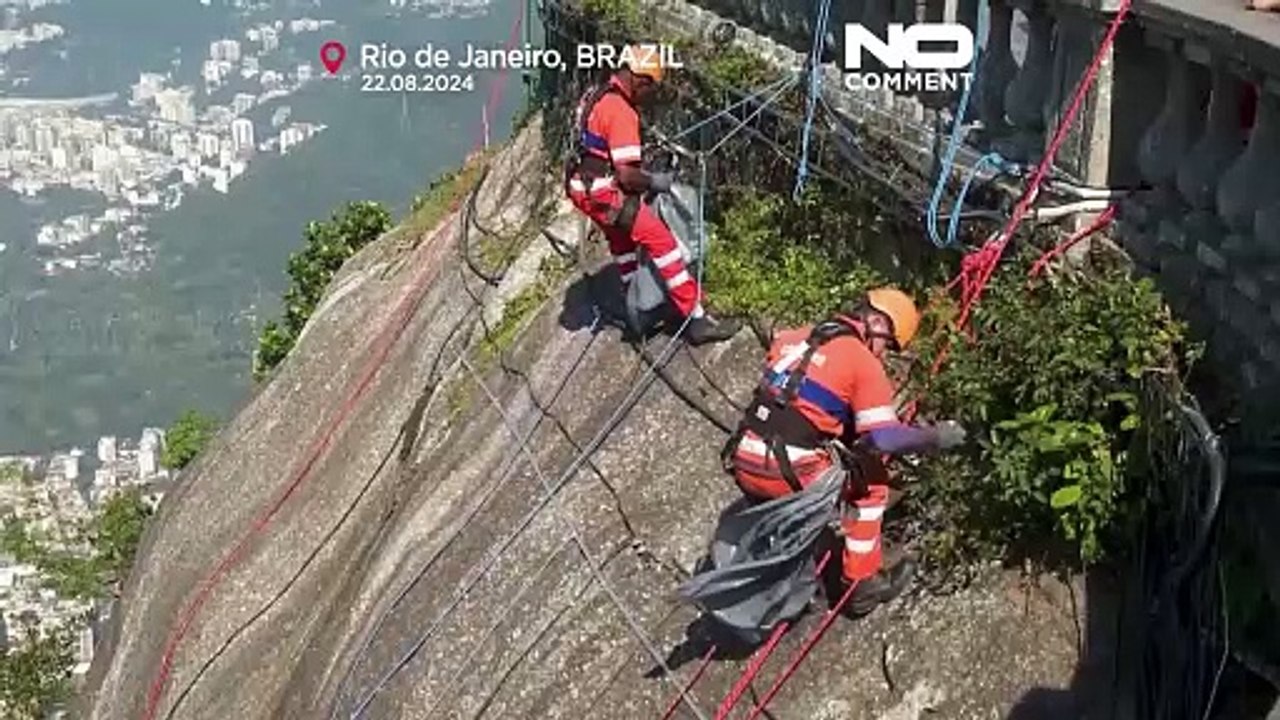 متسلقو ريو دي جانيرو ينظفون موقع تمثال المسيح المخلص