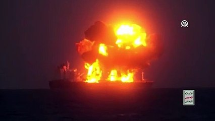 Husiler, Kızıldeniz'de Yunan gemisini hedef aldıkları görüntüyü paylaştı