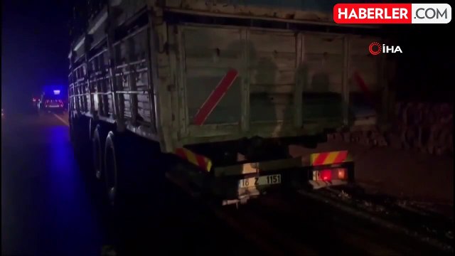 Kamyona çarpan Tofaş otomobilin çatısı uçtu: 3 ağır yaralı