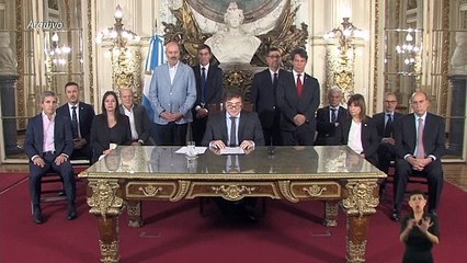 Milei enfrenta Senado argentino por aumento nas aposentadorias