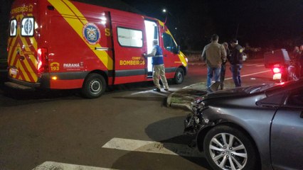 Homem fica ferido após acidente entre carro e moto na Av. Piquiri