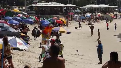 Rescate masivo en la playa de Copacabana de Río debido a fuertes vientos