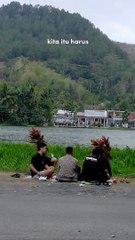 Menikmati kopi di pinggiran sungai