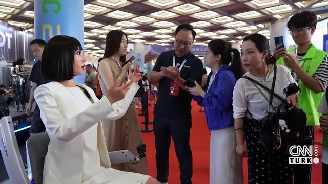 İnsan mı robot mu? Çin'de görücüye çıkan robotlar hayran bıraktırdı | VİDEO HABER