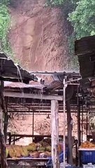 ระทึก พ่อค้าแม่ค้าหนีกระเจิง ฝนตกหนัก ดินภูเขาพังสไลด์ หวั่นซ้ำรอยภูเก็ต