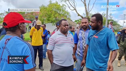 Honorer Nekat Palang Kantor Bupati Sorong Karena Status Pengangkatan Belum Jelas