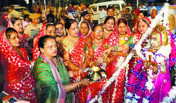 Video : तीज माता की सवारी की एक झलक पाने को दिखे आतुर, झांकियों ने मोहा मन