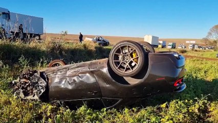 Camaro capota após colisão com Montana na BR-369