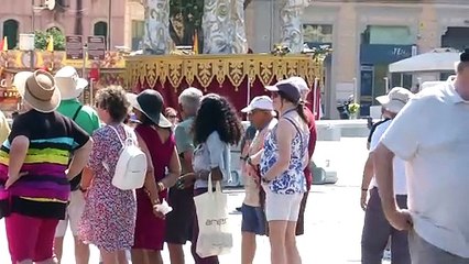 Piazza Duomo senza panchine, torneranno a fine estate