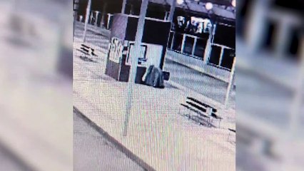 Videmonitoramento: Transitar flagra indivíduo furtando porta no terminal Sul