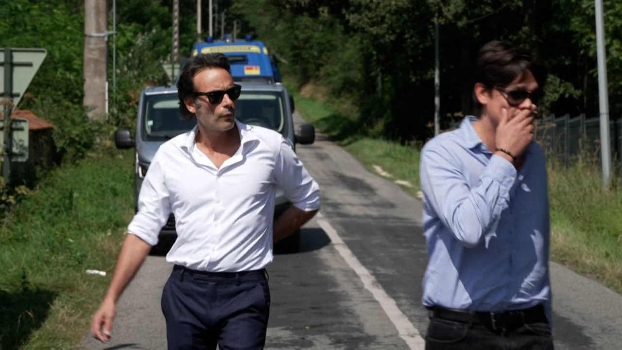 Obsèques de Delon à Douchy : ses fils, Anthony et Alain-Fabien, viennent saluer les fans