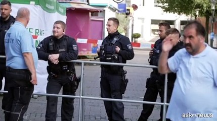 La polizia sorveglia la scena del crimine dopo l'attacco a Solingen