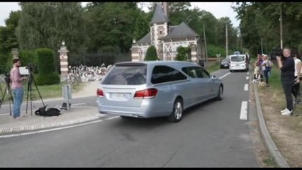 Il funerale di Delon: arrivo del carro funebre a Douchy