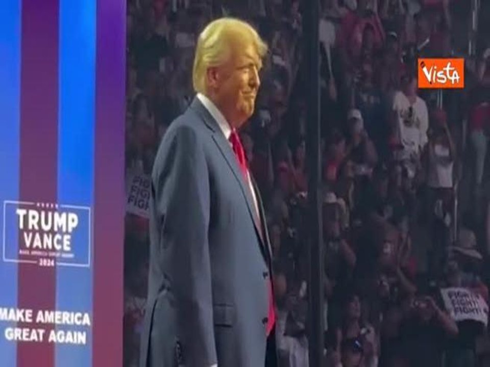 In migliaia ad ascoltare Trump alla Desert Diamond Arena di Glendale in Arizona