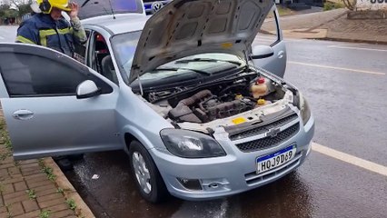 Celta pega fogo após curto-circuito na rua Xavantes, no bairro Santa Cruz