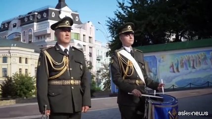 Zelensky depone fiori al memoriale del Muro degli Eroi a Kiev