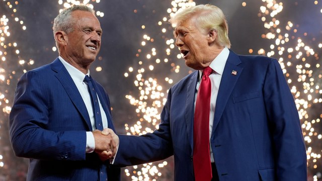 Robert F. Kennedy Jr. aparece en un mitin junto a Trump en Arizona