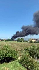 Interporto, incendio in un deposito di cellulosa: esplosioni e fumo nero