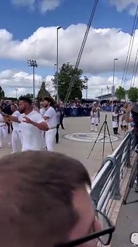 VÍDEO: Com direito à capoeira, Carlinhos Brown se apresenta direto de Manchester durante Bahia Day