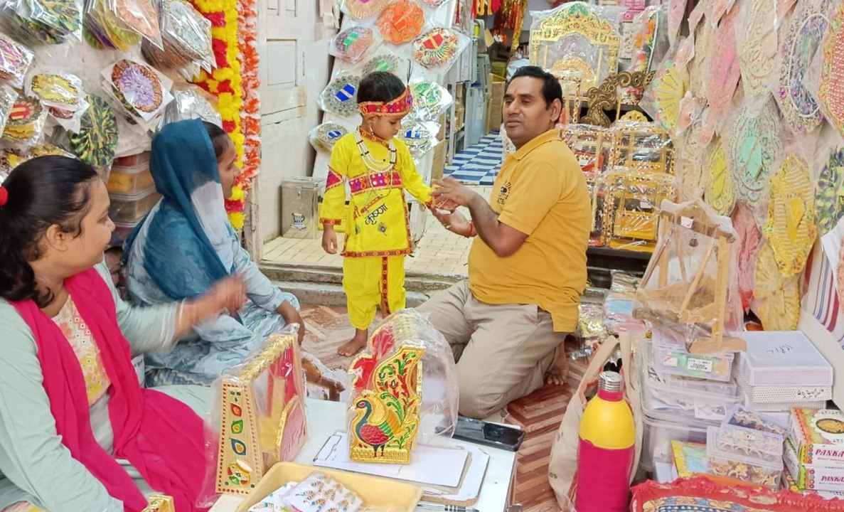 कृष्ण जन्माष्टमी का पर्व सोमवार को, शहर में सजीं दुकानें