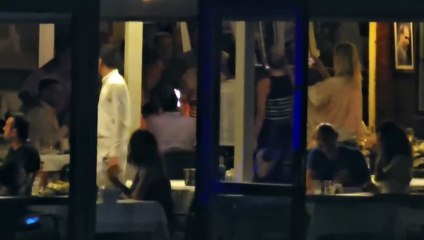 Telefonda hikaye dışarıda içkili eğlence! 'Kırık topuklu' Özgür efendi fena yakalandı