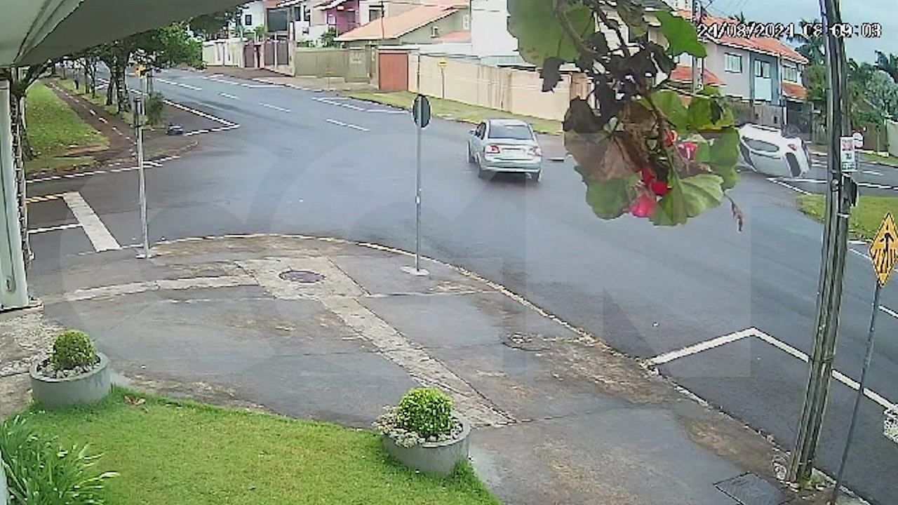Câmera flagra Kwid tombando após acidente com Classic