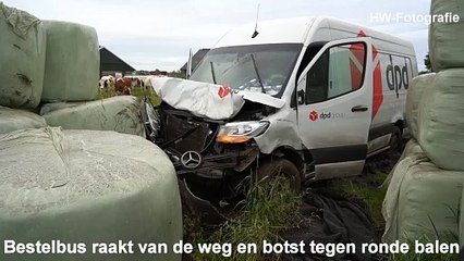 Bestelbus raakt van de weg en botst tegen ronde balen
