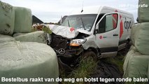 Bestelbus raakt van de weg en botst tegen ronde balen